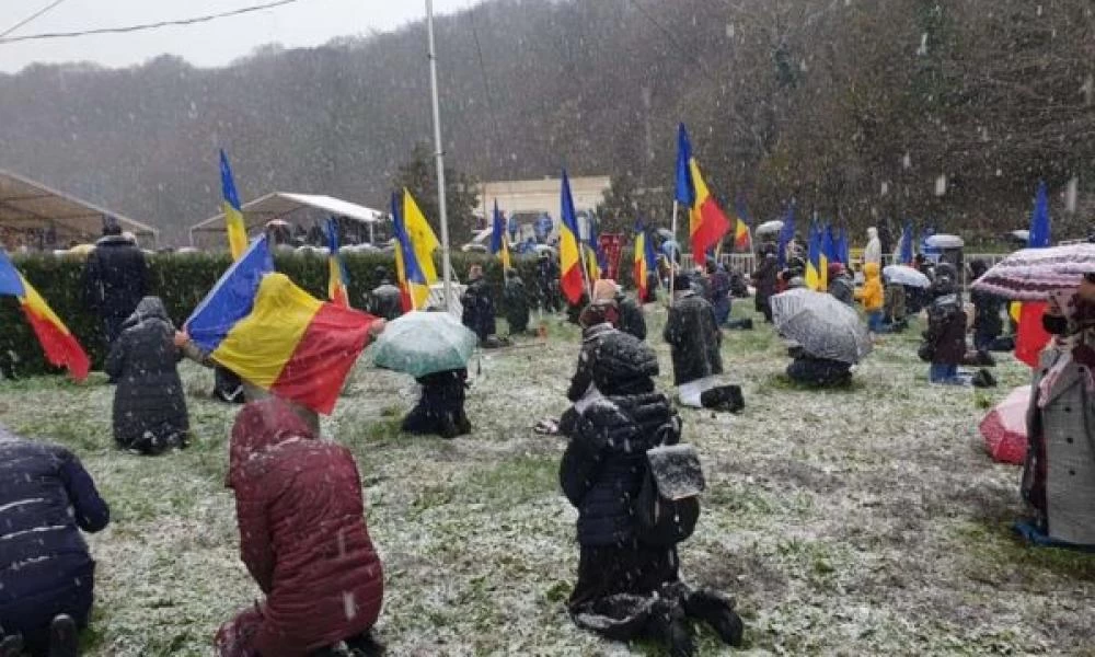 Ρουμανία: Πιστοί γονατιστοί μέσα στο χιόνι για τον Άγιο Ανδρέα